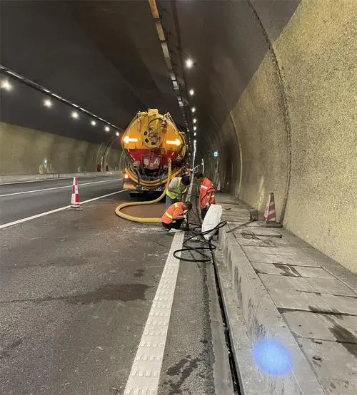 义乌隧道排水渠清淤